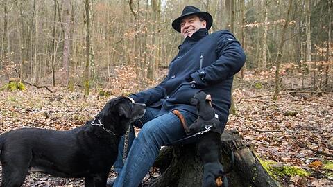 Markus Söder mit seinen Hunden Fanny, einer Labrador-Hündin, und Bella, einer Zwergpinscher-Hündin. Foto: Daniel Karmann/dpa