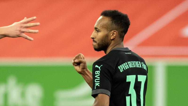 Julian Green von Fürth jubelt über seinen Treffer zum 2:0.