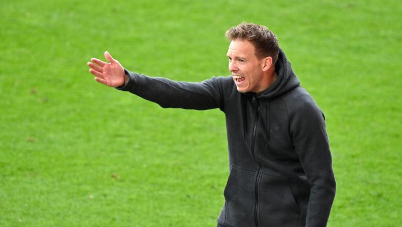 Trainer Julian Nagelsmann gestikuliert am Spielrand.