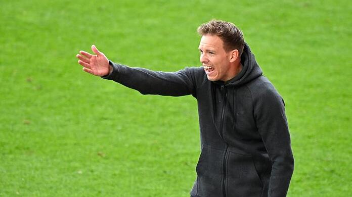 Trainer Julian Nagelsmann gestikuliert am Spielrand.