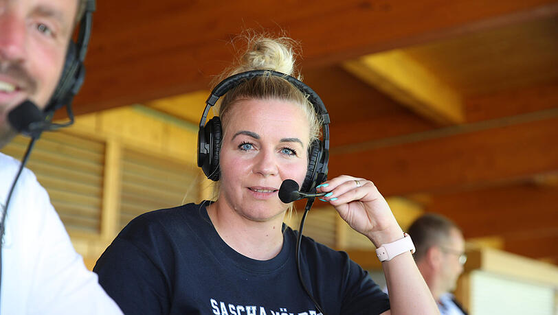 Am Mikrofon: Ivonne Mölders, die Frau von Löwen-Stürmer Sascha Mölders.