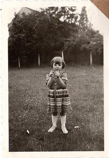 Draußen im Grünen: Christa im Juni 1951.