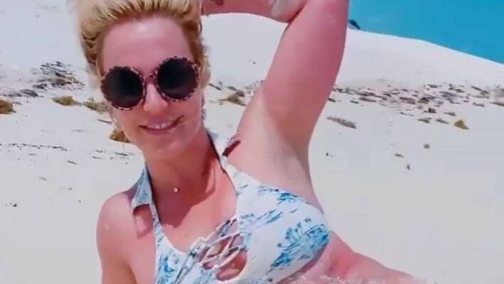 Da hat wohl jemand eindeutig die Sonnencreme vergessen: Britney Spears hat sich ordentlich die Haut verbrannt. Da hat wohl jemand eindeutig die Sonnencreme vergessen: Britney Spears hat sich ordentlich die Haut verbrannt.