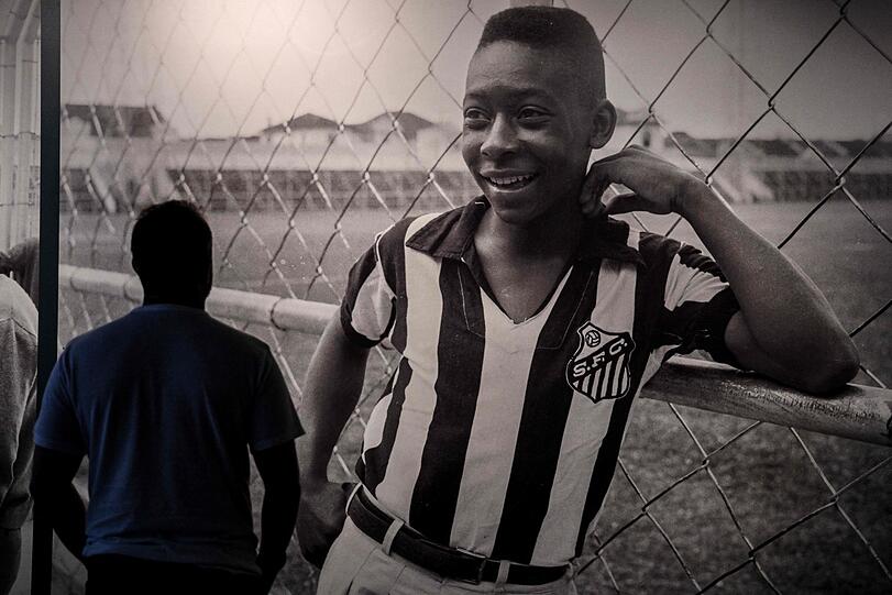 Der (ganz) junge Pelé, im Trikot des FC Santos.