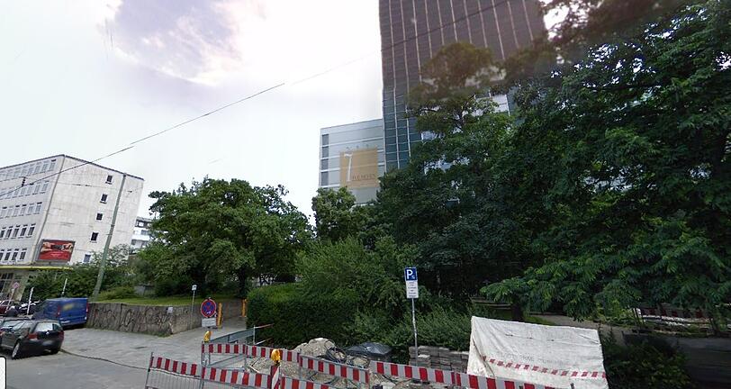Müllerstraße: Das Transparent kündigt es bereits an: Hier entsteht mit The Seven bald eines der vielgescholtensten Projekte der Stadt.