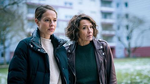 "Tatort: Avatar": Johanna Stern (Lisa Bitter, l.) und Lena Odenthal (Ulrike Folkerts) bei den Ermittlungen zu ihrem neuesten Fall.
