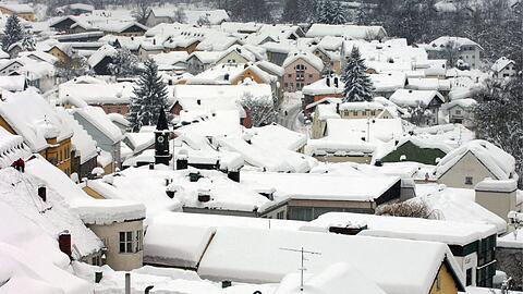 Die Orte im Bayerischen Wald waren tief eingeschneit. (Archivbild)