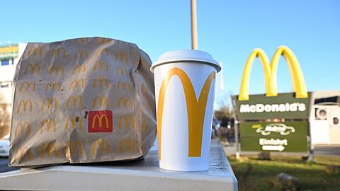 Die Deutsche Umwelthilfe verklagt die Burgerkette McDonald's mit dem Vorwurf des "Greenwashing". (Archiv)