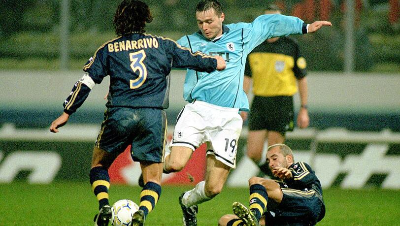 Archivbild vom 23. November 2000:
Markus Beierle (Mitte) setzt sich gegen Antonio Benarrivo (li.) und Stefano Torrisi (beide Parma) durch. Archivbild vom 23. November 2000:
Markus Beierle (Mitte) setzt sich gegen Antonio Benarrivo (li.) und Stefano Torrisi (beide Parma) durch.