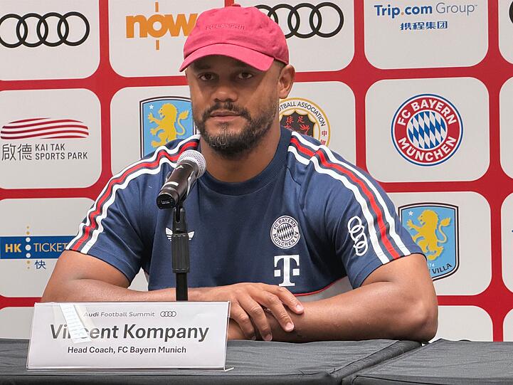 Bayern-Trainer Vincent Kompany bei der Pressekonferenz in Hongkong. Bayern-Trainer Vincent Kompany bei der Pressekonferenz in Hongkong.
