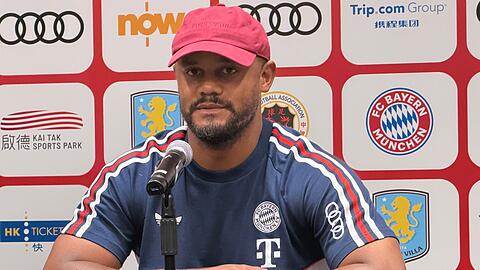 Bayern-Trainer Vincent Kompany bei der Pressekonferenz in Hongkong.