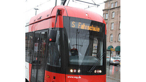 Im Bürger-Test: die neue Straßenbahn. Im Bürger-Test: die neue Straßenbahn.