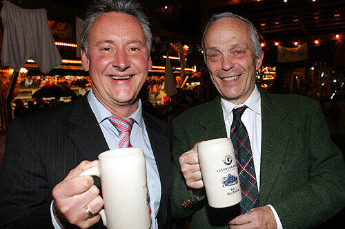 Genießen wie die Götter in Franken und Frankreich: Fürths OB Thomas Jung (li.) und Honorarkonsul Michel Gosselin.