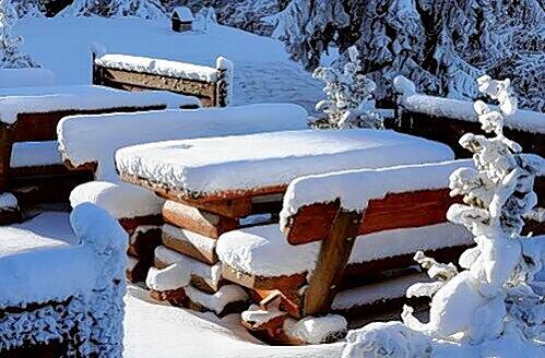 Hier gäb's für einen Schneeräumer viel zu tun - aber sieht auch schön aus: Schneehauben in einem Biergarten.