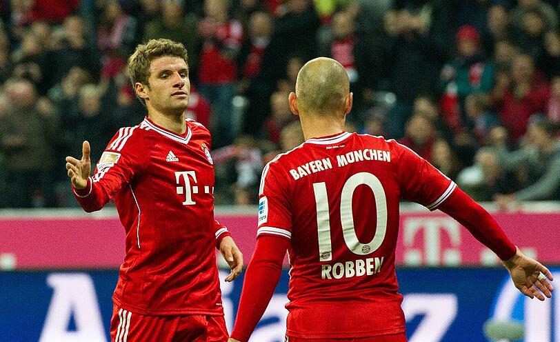 Thomas Müller (l.) hat diese Saison schon 13 Pflichtspieltore für den FC Bayern München erzielt.