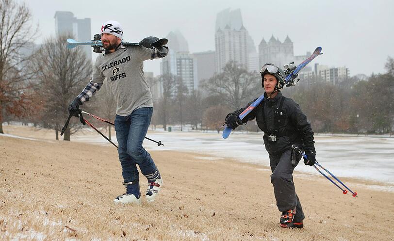 Die beiden Herren haben sich nicht verlaufen. Sie wollten nur im Piedmont Park in Atlanta während eines Schneesturmes einen Berg hinunterfahren.