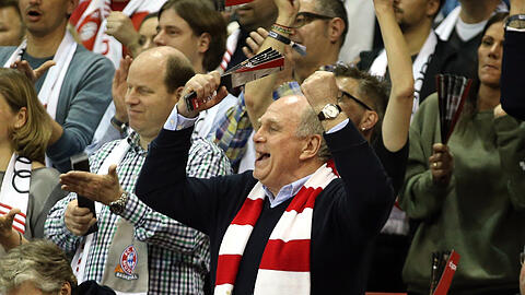 Bejubelt den Sieg gegen Bamberg: Uli Hoeneß.