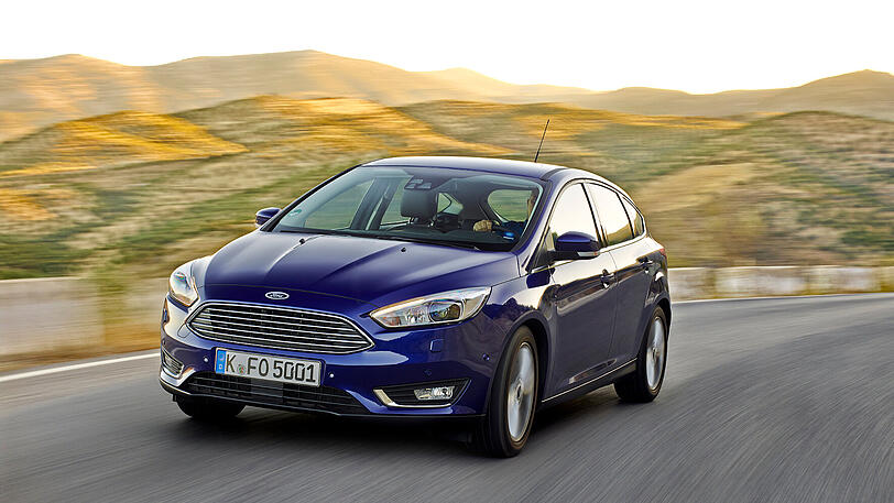 Platz 9: Der Ford Focus konnte sich mit 2.650 Neuzulassungen nur für den vorletzten Platz der besten Zehn qualifizieren. Der Kölner Kompakte wird in der schon ganz ordentlich bestückten Basisausstattung namens Trend regulär ab 18.900 Euro angeboten. Mit dem feinen 1,0 Liter EcoBoost-Benziner mit 92 kW/125 PS und 6-Gang-Handschalter kostet er laut "unverbindlicher Aktionspreisempfehlung" ab 17.490 Euro. Der Normverbrauch liegt bei 4,7 Liter, die Spitze bei 193 km/h und der Beschleunigungswert beträgt 11,0 Sekunden.