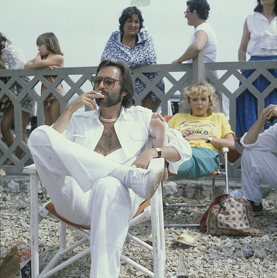 Lässig: Wie immer in Weiß am Set von "Der ganz normale Wahnsinn" 1979.