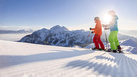 Sonne, Schnee und Berge: Skivergnügen in den Karnischen Alpen.