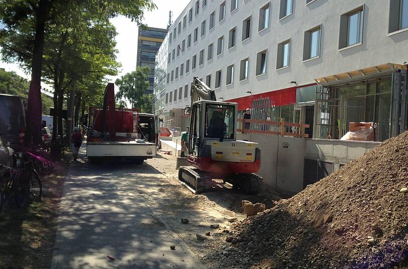 Bagger und Baufahrzeuge versprerren  an der Arnulfstraße 199 Fußgängern und Radlern den Weg.