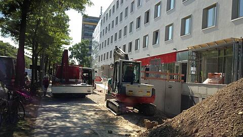 Bagger und Baufahrzeuge versprerren  an der Arnulfstraße 199 Fußgängern und Radlern den Weg.