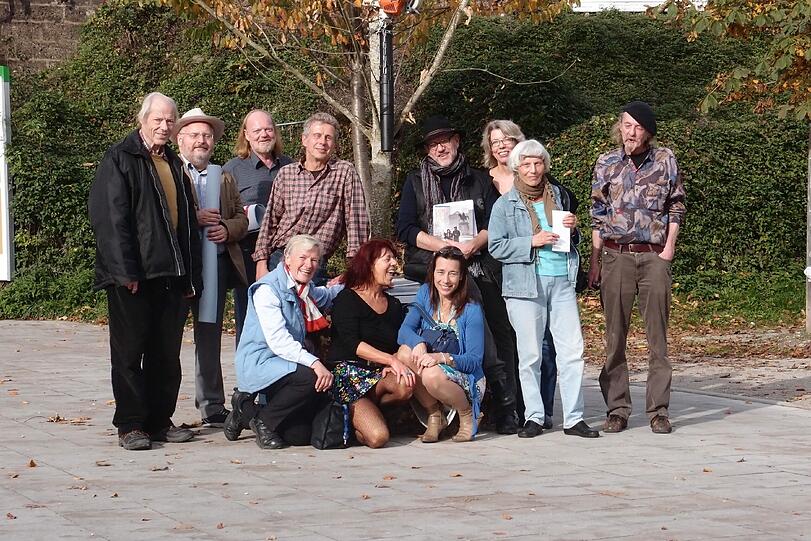 Künstler und Kunstbegeisterte feieren die Aktion am Hans-Mielich-Platz.