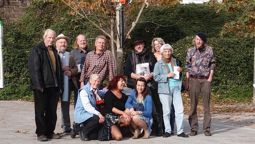 Künstler und Kunstbegeisterte feieren die Aktion am Hans-Mielich-Platz. Künstler und Kunstbegeisterte feieren die Aktion am Hans-Mielich-Platz.