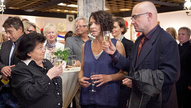 Lena Odenthal (Ulrike Folkerts) ist Peter Beckers (r., Peter Espeloer) Begleitung bei der Premiere des Amateurtheaters Babbeldasch. Lena Odenthal (Ulrike Folkerts) ist Peter Beckers (r., Peter Espeloer) Begleitung bei der Premiere des Amateurtheaters Babbeldasch.