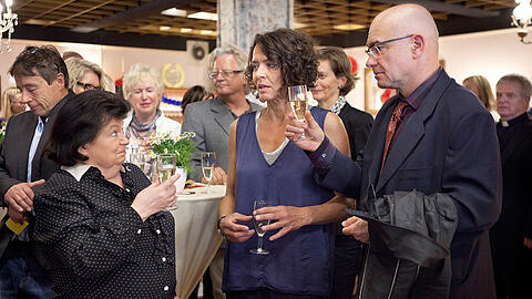 Lena Odenthal (Ulrike Folkerts) ist Peter Beckers (r., Peter Espeloer) Begleitung bei der Premiere des Amateurtheaters Babbeldasch.