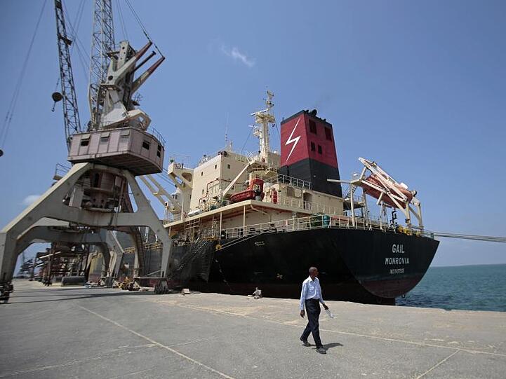 Ein Frachtschiff liegt im Hafen der jemenitischen Stadt Hudaida.