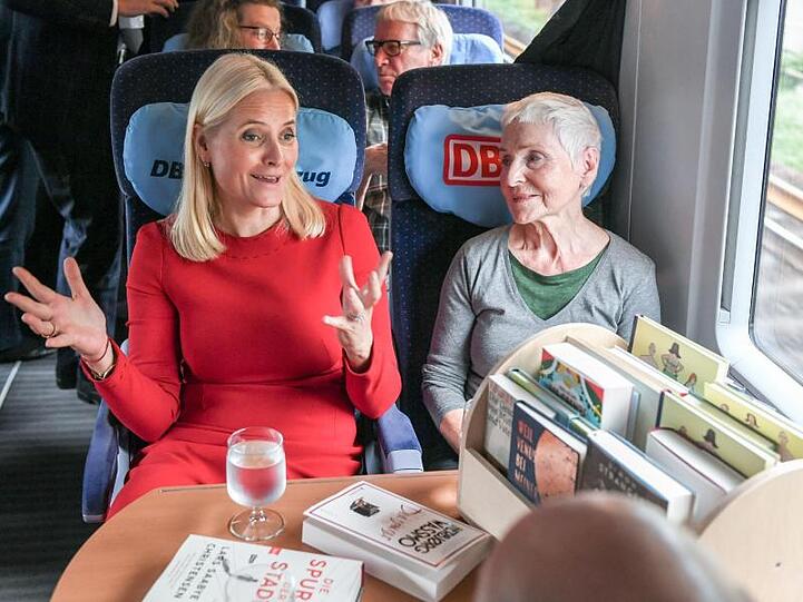 Kronprinzessin Mette-Marit unterhält sich im Literaturzug mit der Schriftstellerin Herbjorg Wassmo.