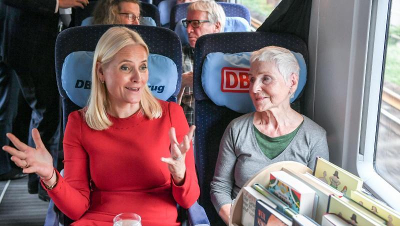 Kronprinzessin Mette-Marit unterhält sich im Literaturzug mit der Schriftstellerin Herbjorg Wassmo. Kronprinzessin Mette-Marit unterhält sich im Literaturzug mit der Schriftstellerin Herbjorg Wassmo.
