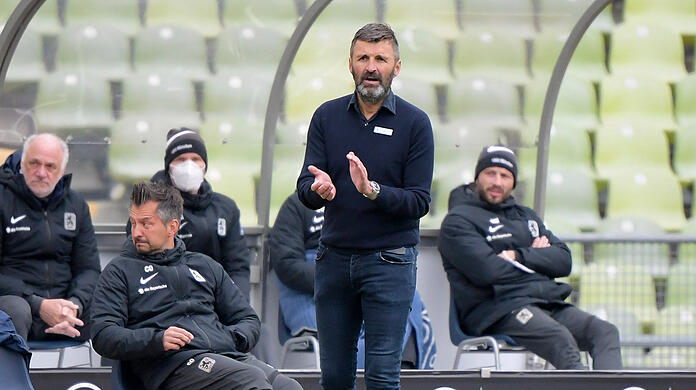 Michael Köllner feiert mit dem TSV 1860 einen 2:0-Derbysieg gegen Türkgücü.