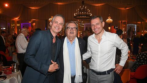 Helmut Markwort feierte unter anderem mit Ralf Bauer (li.) und Michael Mronz (re.) seinen 85. Geburtstag in der Theaterfabrik in München