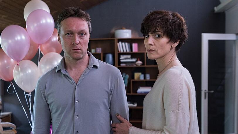 "In Wahrheit: Unter Wasser": Die Ermittler Freddy Breyer (Robin Sondermann) und Judith Mohn (Christina Hecke) stehen in der Wohnung ihres toten Kollegen.