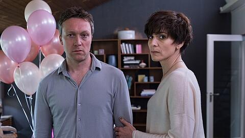 "In Wahrheit: Unter Wasser": Die Ermittler Freddy Breyer (Robin Sondermann) und Judith Mohn (Christina Hecke) stehen in der Wohnung ihres toten Kollegen.