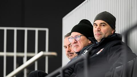 Besondere Umstände liegen ihm im Blut: Don Jackson (M., neben Christian Winkler, l., und Pierre Allard) kam einst wegen des NHL-Lockouts überhaupt erst nach Europa. Nun führen ihn die privaten Umstände von Max Kaltenhauser zurück ins Cheftraineramt beim EHC.