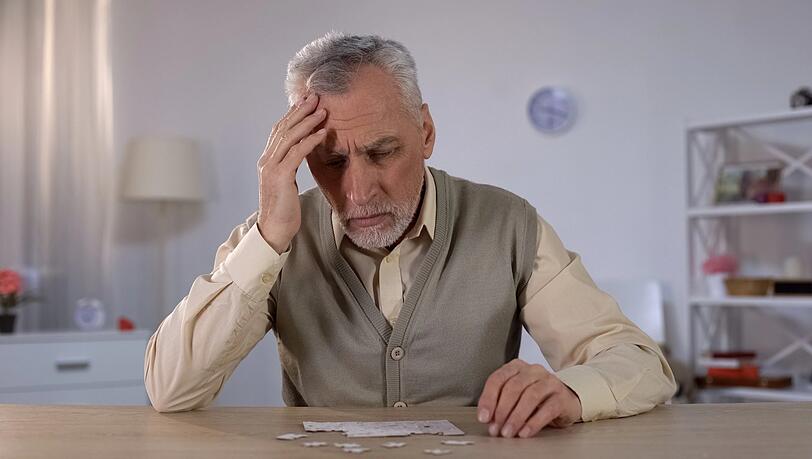 Alzheimer ist ein schleichender Prozess - bisher gab es kein Medikament, das die Ursachen der Krankheit bekämpft. Doch nun ist der Antikörper Lecanemab zugelassen worden.