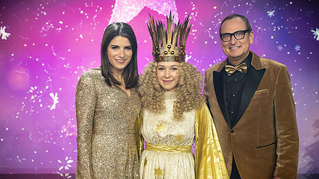 Von links: Moderatorin Sandra Rie&szlig;, das N&uuml;rnberger Christkind Teresa Windschall und Moderator Volker Hei&szlig;mann.