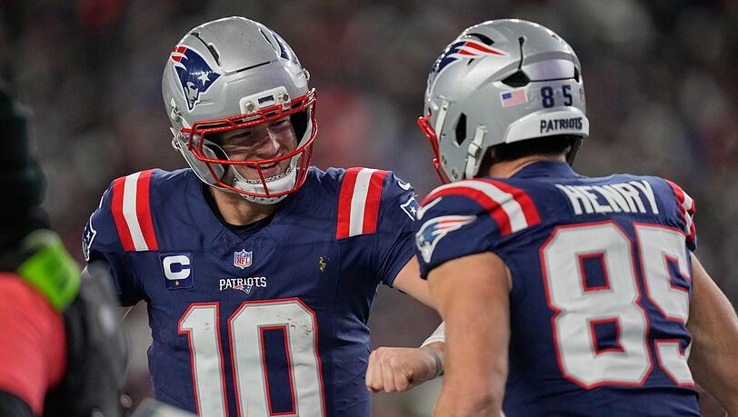 Ein Touchdown-Pass im ersten Playoff-Spiel reichte f&uuml;r den ersten Playoff-Sieg von Drake Maye (links).