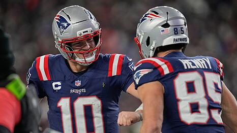 Ein Touchdown-Pass im ersten Playoff-Spiel reichte f&uuml;r den ersten Playoff-Sieg von Drake Maye (links).