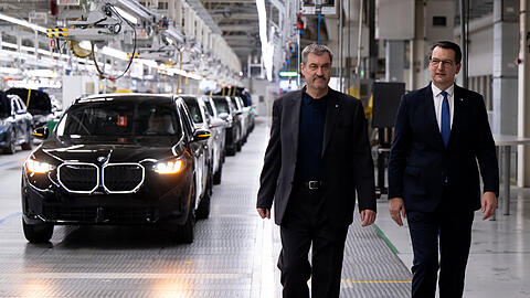 Markus S&ouml;der (CSU), Ministerpr&auml;sident von Bayern, besucht das BMW-Werk Spartanburg und wird von Milan Nedeljkovic, Vorstand f&uuml;r Produktion und designierter Vorstandsvorsitzender der BMW AG, durch das Werk gef&uuml;hrt.