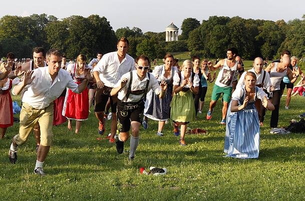 Zeitweise trafen sich im Englischen Garten montags bis zu 1000 Menschen zum Lederhosentraining. Zeitweise trafen sich im Englischen Garten montags bis zu 1000 Menschen zum Lederhosentraining.