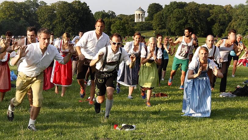 Zeitweise trafen sich im Englischen Garten montags bis zu 1000 Menschen zum Lederhosentraining. Zeitweise trafen sich im Englischen Garten montags bis zu 1000 Menschen zum Lederhosentraining.