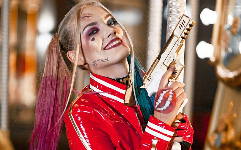 Zum Beispiel mit der Comic-Heldin Harley Quinn aus "Suicide Squad". Männer, die nichts gegen Schminke haben, wählten in den vergangenen Jahren oft folgendes Kostüm ... Zum Beispiel mit der Comic-Heldin Harley Quinn aus "Suicide Squad". Männer, die nichts gegen Schminke haben, wählten in den vergangenen Jahren oft folgendes Kostüm ...