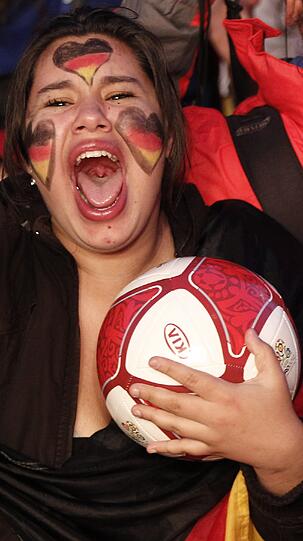 Fahnen, Masken, gute Laune: Nach dem grandiosen 4:2 gegen Griechenland ist ganz Deutschland im Freudenrausch! Die Bilder der Fans zum Durchklicken und Mitfeiern!