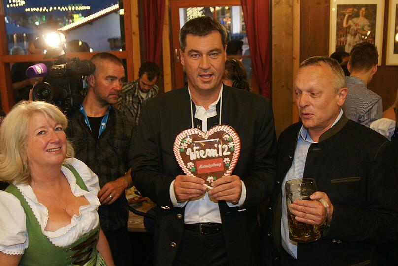 Der Minister mit einem AZ-Herz: Markus Söder (M.), Angela Böhm und AZ-Geschäftsführer Dr. Dieter Schmitt.