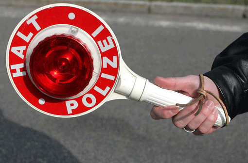 Ein Neu-Ulmer fuhr der Polizei durch die gesamte Stadt davon. (Symbolbild)