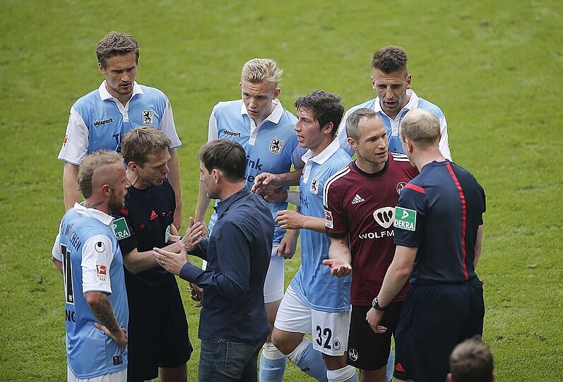 Ein irres Spiel, das den Löwen erst die Relegation ermöglichte: Beim 2:1-Heimsieg der Löwen vor der Rekord-Kulisse von 68.500 Zuschauern nahm Schiedsrichter Jochen Drees nach über einer Minute einen regulären Treffer von Cluberer Bulthuis zurück.